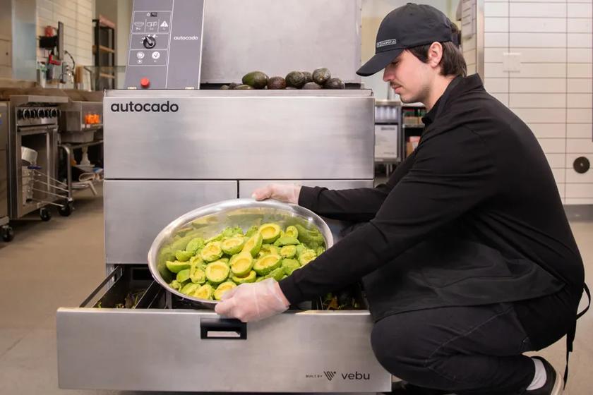 Chipotle задействовала робота для очистки авокадо, чтобы ускорить приготовление гуакамоле