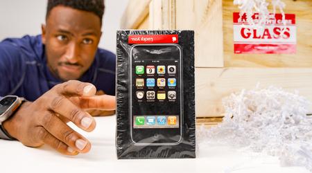 Блогер заплатив $40 тисяч за перший iPhone в оригінальній упаковці, щоб розпакувати його на камеру (відео)