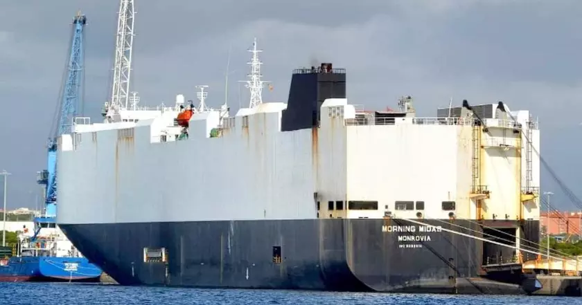 В Тихом Океане горит грузовое судно с электромобилями