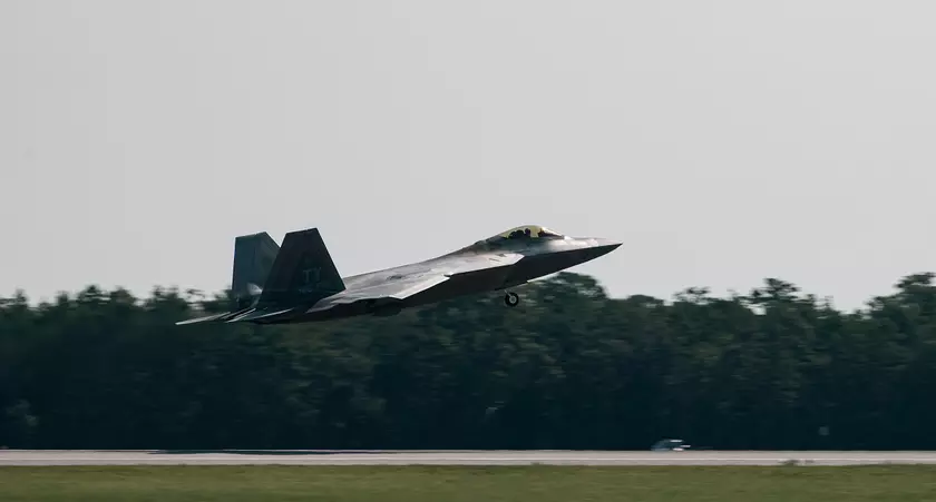 Оставшиеся истребители пятого поколения F-22 Raptor с «Тиндалл», которая была разрушена ураганом «Майкл», перебираются в Вирджинию
