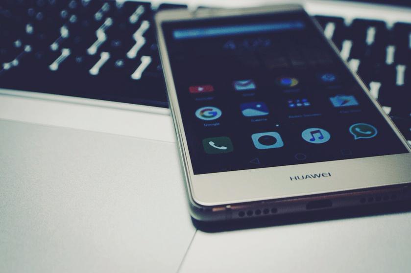 Huawei неожиданно добавила рекламу на экран блокировки смартфонов