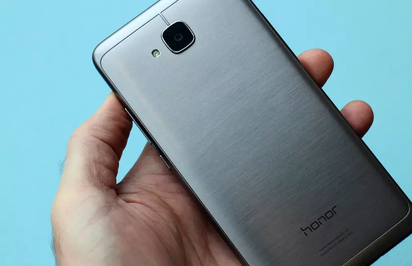 В Сети появились фотографии полностью безрамочного смартфона Huawei Honor