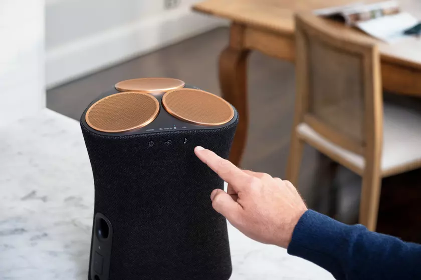 Sony SRS-RA5000: беспроводная колонка в виде огромной электробритвы с технологией 360 Reality Audio за €600