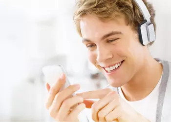 В Украине стала доступна Bluetooth гарнитура Genius HS-920BT