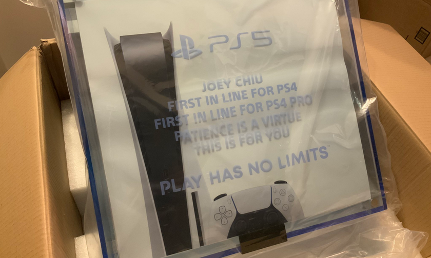 Герой очередей: Sony подарила PlayStation 5 самому первому покупателю PS4 и PS4 Pro