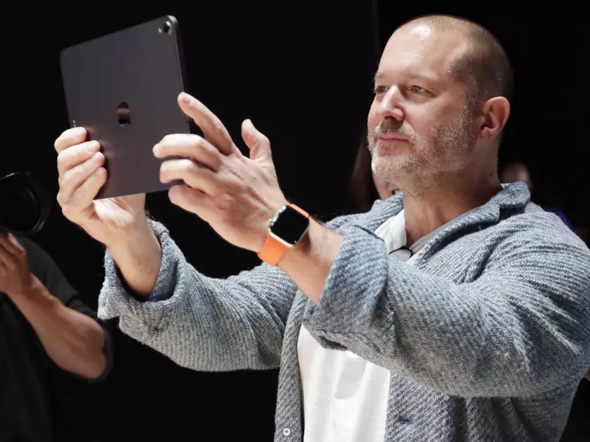 Джони Айв из Apple и Сэм Альтман из OpenAI объединились для разработки гаджета с ИИ