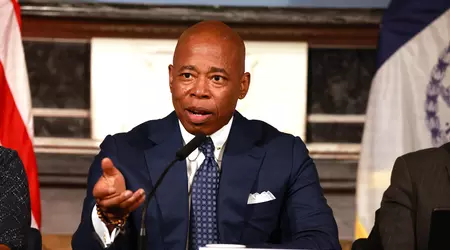 Le maire de New York utilise l'IA pour effectuer des appels téléphoniques dans des langues qu'il ne connaît pas