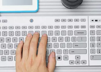 Клавиатура Jaasta с настраиваемыми E Ink кнопками