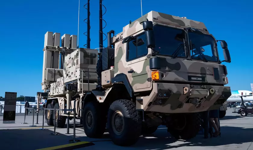 СМИ: Украина хочет купить у Германии 11 зенитно-ракетных комплексов IRIS-T SLM, контракт рассчитан на 1 500 000 000 евро и может занять 5 лет