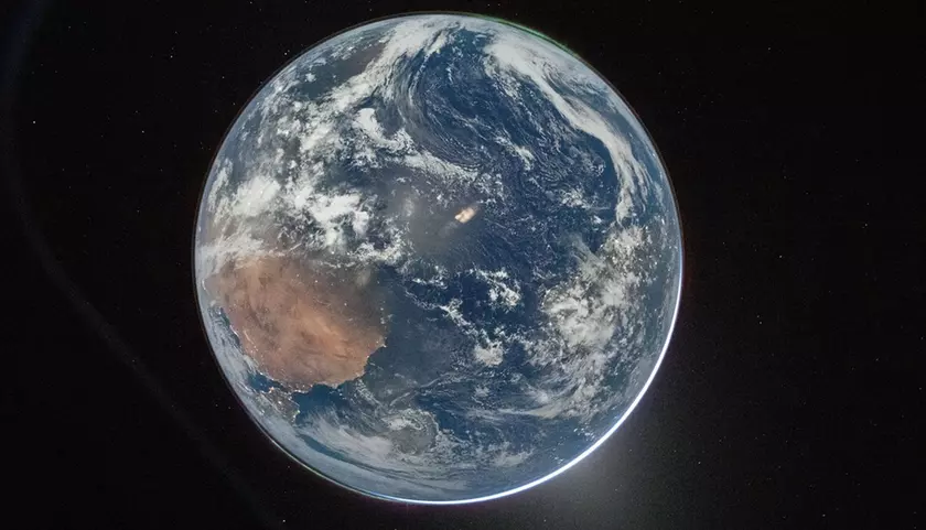 Взгляд из космоса: что скрывает последняя фотография Земли?