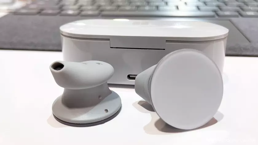 Microsoft отложила выпуск беспроводных наушников Surface Earbuds