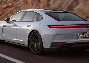 Porsche представила два плагин-гибрида Panamera 4 E-Hybrid и 4S E-Hybrid с запасом хода на электротяге до 96 км