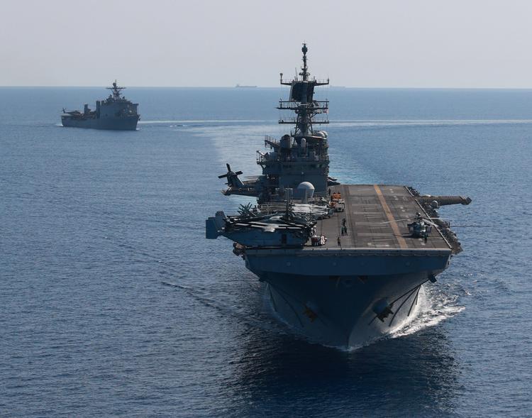 США оставят в Красном море десантные корабли USS Carter Hall и USS Bataan вместе с тремя эсминцами класса Arleigh Burke с управляемыми ракетами