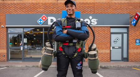 El hombre cohete: Domino's Pizza utiliza por primera vez un traje a reacción para repartir pizzas por aire.