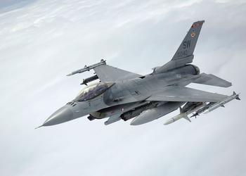 Чехия будет учить украинских пилотов на истребителях F-16 и передаст ВСУ боевые вертолёты