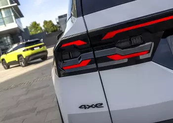 Jeep Compass 2026: 674 км на одной зарядке и 375 «лошадей» для бездорожья