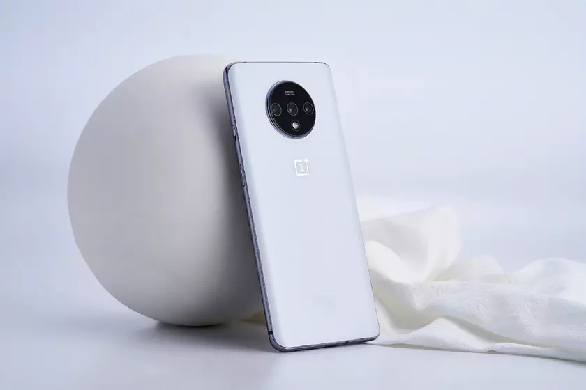 OnePlus выпустила эксклюзивную версию OnePlus 7T с расцветкой Champagne White и в одном экземпляре