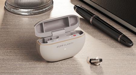 Amazfit a dévoilé au CES 2024 l'aide auditive Zepp Clarity Pixie, dotée d'une protection IPX7 et d'une autonomie de 17 heures.