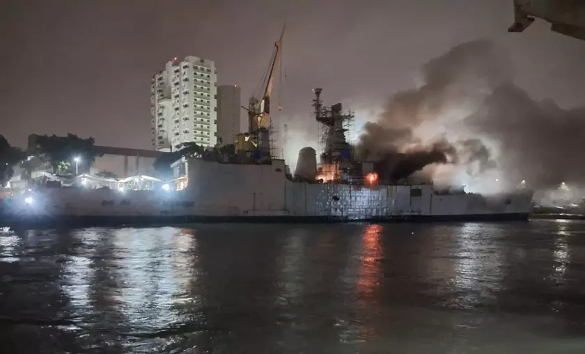 В Индии загорелся и перевернулся фрегат Brahmaputra