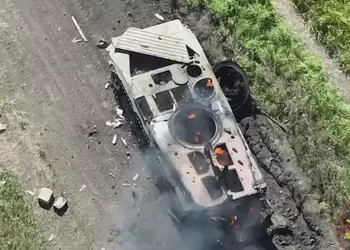 Украинский беспилотник забросал гранатами российскую боевую машину пехоты БМП-1 стоимостью $200 000