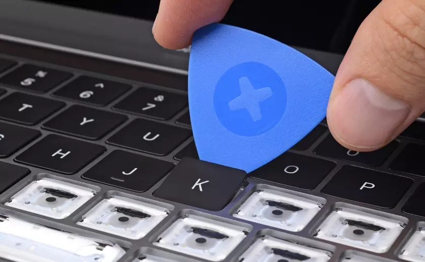 Клавиатура MacBook Pro 2018 лучше защищена от мусора. Но не полностью