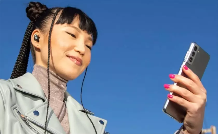 Неожиданно: Apple использует флагман Samsung Galaxy S21 для рекламы своих наушников Beats Studio Buds