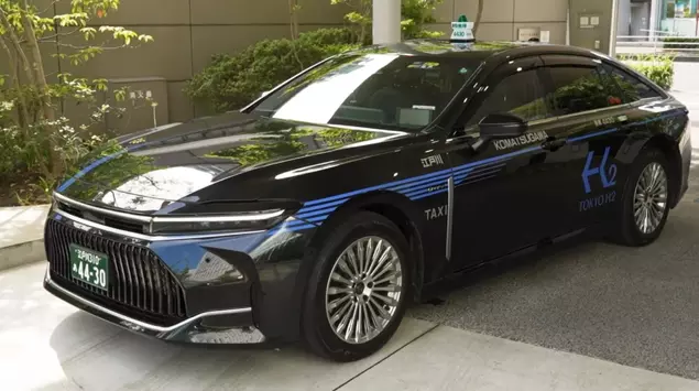 The hydrogen sedan Toyota Crown became ...