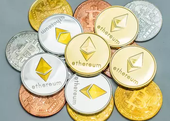 CoinMarketCap сошёл с ума – курс Bitcoin вырос до $800 млрд, Ethereum подорожал до $43 млрд, а Dogecoin теперь стоит $2 млн