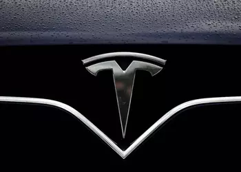 Tesla приостановила развертывание бета-версии 10.2 своего автопилота для водителей с "идеальными" показателями безопасности