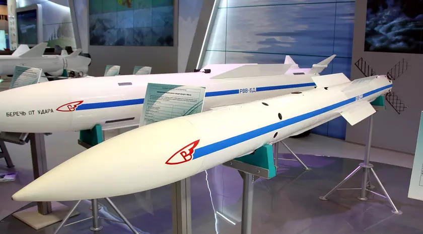 Во время обстрела Украины российский истребитель потерял секретную ракету