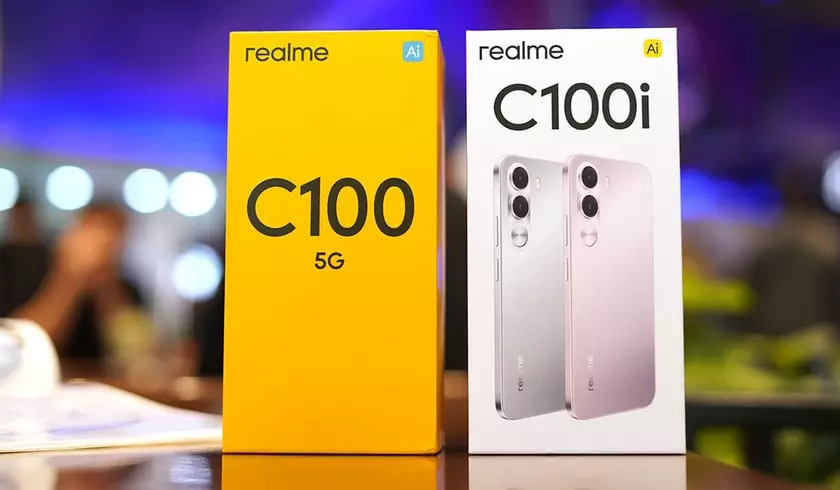 Смартфоны Realme C100 и C100i в руках пользователя