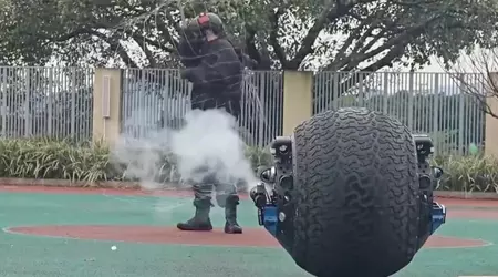 Chinese robocop goes on street patrol for the first time: it resembles BB-8 from Star Wars and has non-lethal weapons (video)