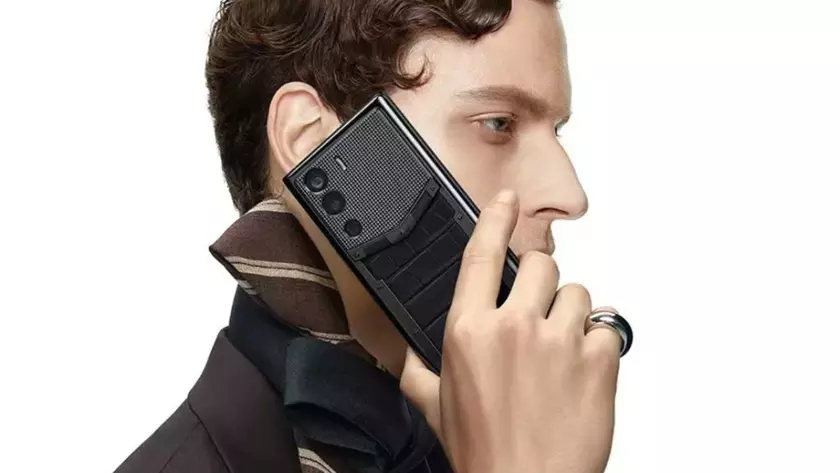 Vertu представила премиальный смартфон Metavertu для криптовалюты и NFT с кожей аллигатора, золотом и бриллиантами. Он стоит $41 000