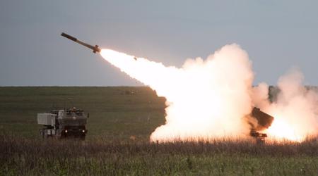 Gli artiglieri ucraini usano gli HIMARS per distruggere un raro sistema missilistico russo 2B26 Grad su un telaio KAMAZ-5350