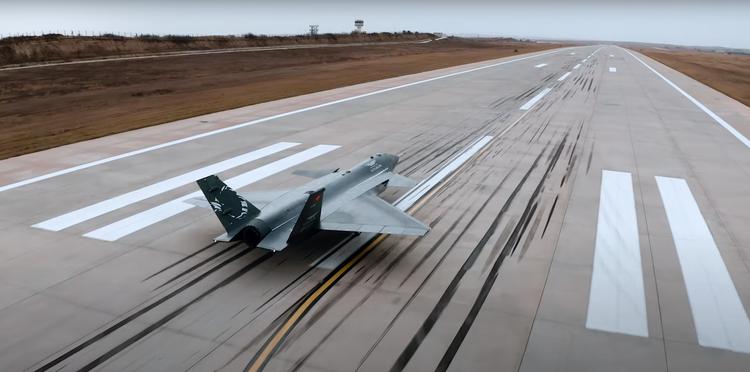 Bayraktar probó el UAV a reacción Kizilelma en la pista de aterrizaje