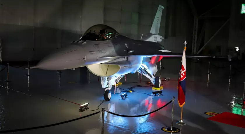Lockheed Martin представила первый модернизированный истребитель четвёртого поколения F-16 Block 70 для ВВС Словакии