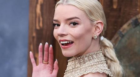 Actress Anya Taylor-Joy couldn't take selfies with a fan because she couldn't figure out her Android smartphone (video)