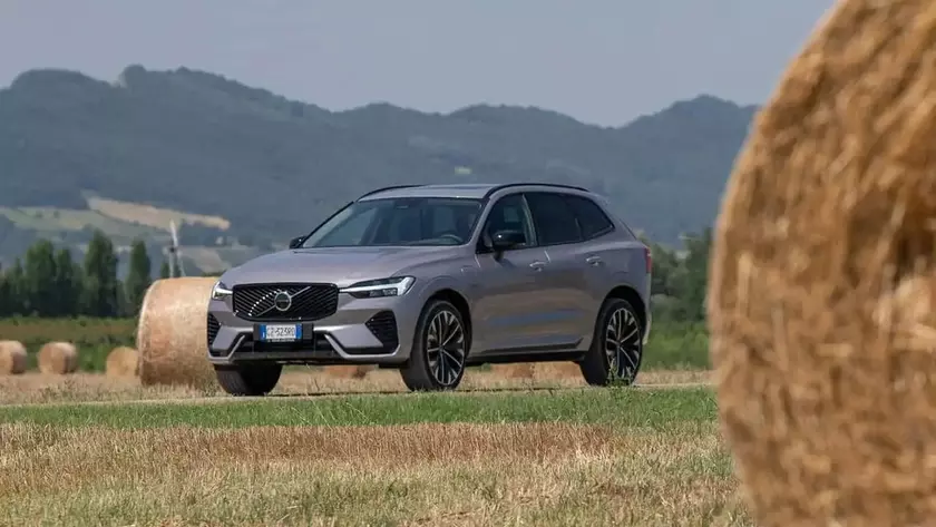 Кроссовер Volvo XC60 2025 года во время тестов