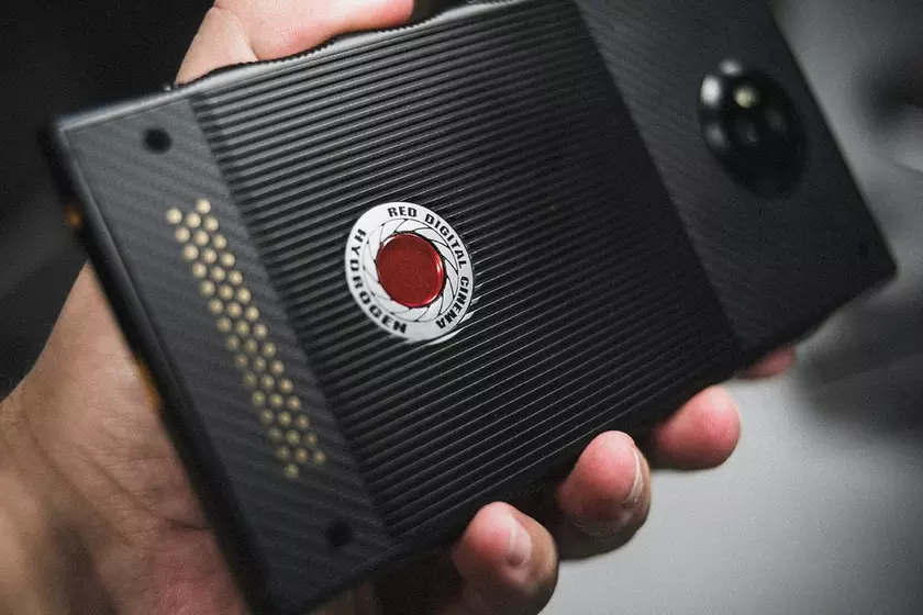 Стали известны дата выхода и точная цена «голографического» смартфона RED Hydrogen One