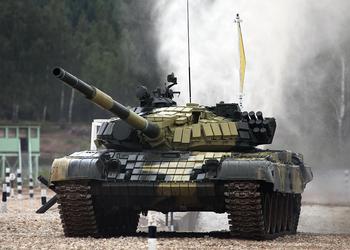 Украинский FPV-квадрокоптер и дрон-бомбардировщик с тепловизором и гранатами уничтожили российский танк Т-72Б стоимостью $3 млн