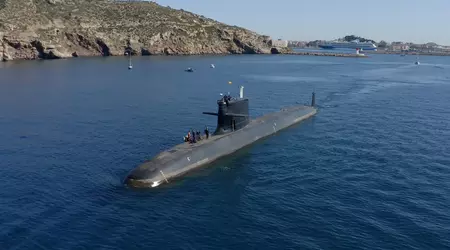 The new Spanish submarine Isaac Peral has dived to a maximum depth of 460 metres for the first time