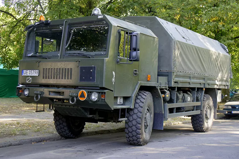 Odkrywając Jelcza 442.32: Inżynieryjny majstersztyk w świecie samochodów ciężarowych