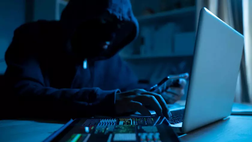 Развенчание мифа: История изображений хакеров в медиа