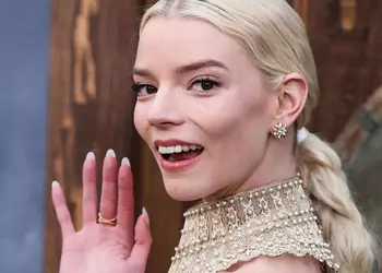 Актриса Аня Тейлор-Джой не смогла сделать селфи с фанатом, потому что не разобралась с Android-смартфоном (видео)