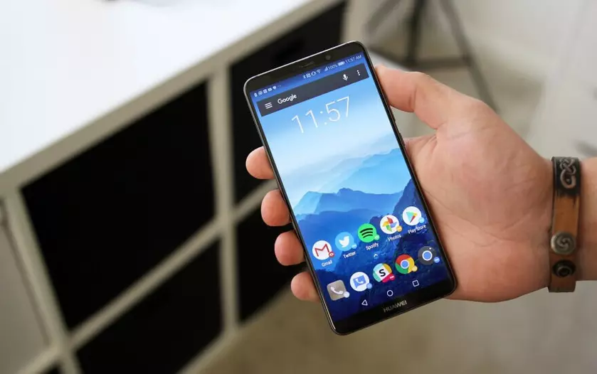 Трёхкамерный флагман Huawei P20 появился на рекламном постере