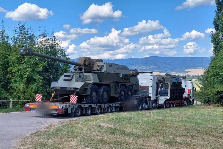 Les quatre premiers canons Zuzana 2 livrés par la Slovaquie sont arrivés en Ukraine