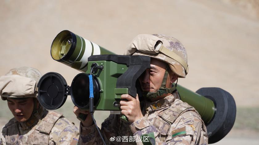 Китайцы показали противотанковый ракетный комплекс Red Arrow-12 стоимостью $18 000, который считается аналогом FGM-148 Javelin