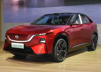 Mazda CX-6e получила «глаза» на крыше: теперь кроссовер умеет разворачиваться сам