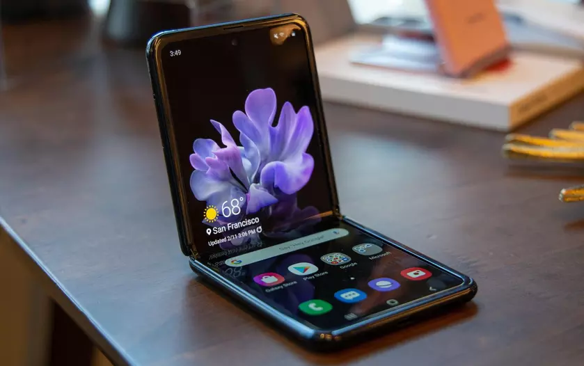 Samsung Galaxy Z Flip начал продаваться в Украине: «раскладушка» с гибким дисплеем за 42 000 грн