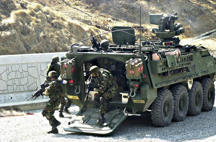 Украинские военные показали как проходят обучение на американских боевых машинах пехоты Stryker